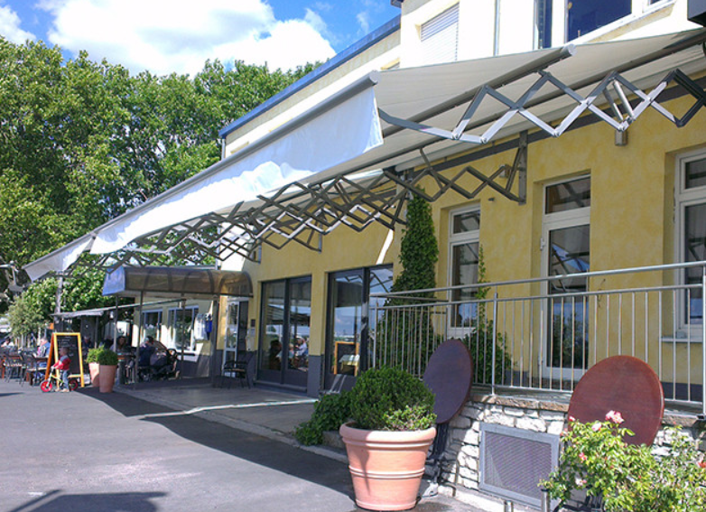 Gelenkarmmarkisen an einem Gebäude