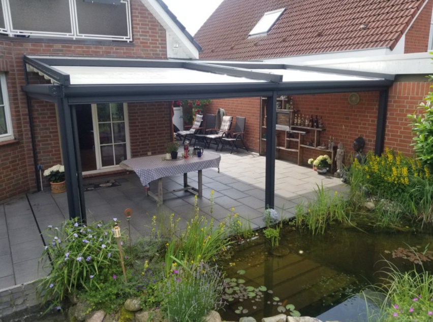 Terrassendach mit Blick auf den Gartenteich
