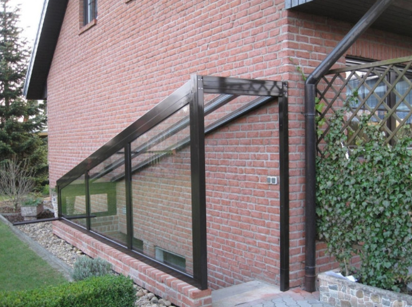 Verglaste Terrasse an einem Backsteinhaus