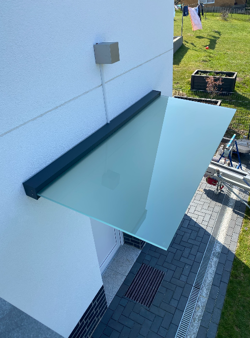 Glas-Vordach über einer Terrassentür