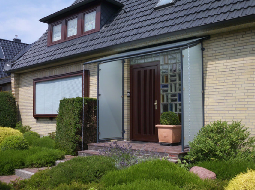 Glas-Vordach an einer Haustür