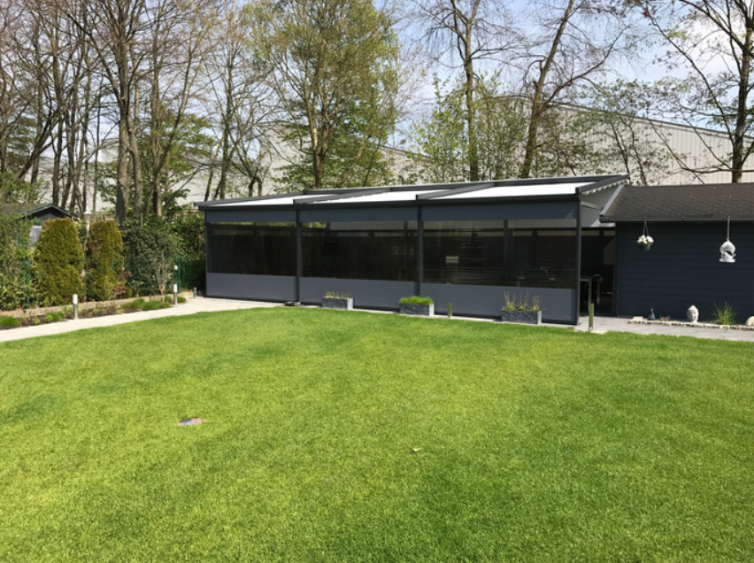 Sommergarten mit großer Rasenfläche